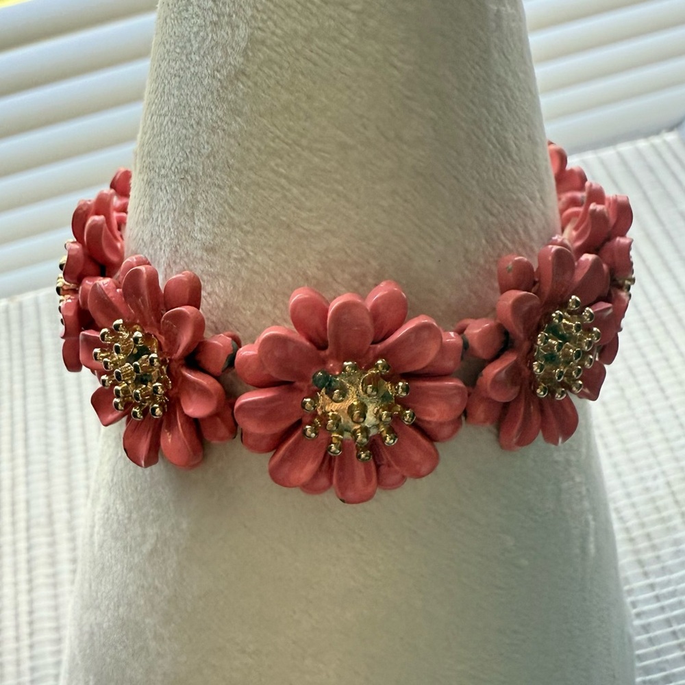 Vintage-Inspired Pink Flower Stretch Bracelet with Gold Accents